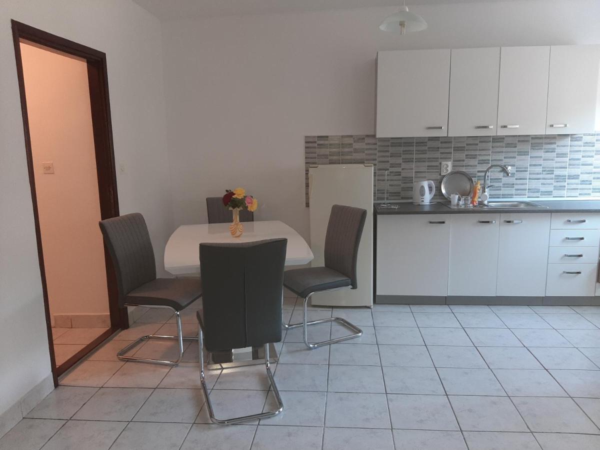 Apartman Curcic Knin Bagian luar foto