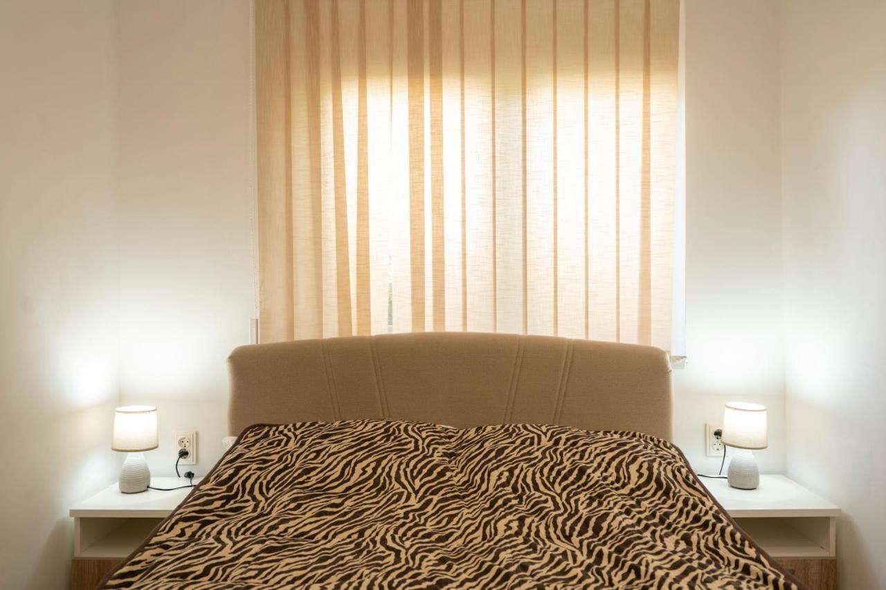 Apartman Curcic Knin Bagian luar foto