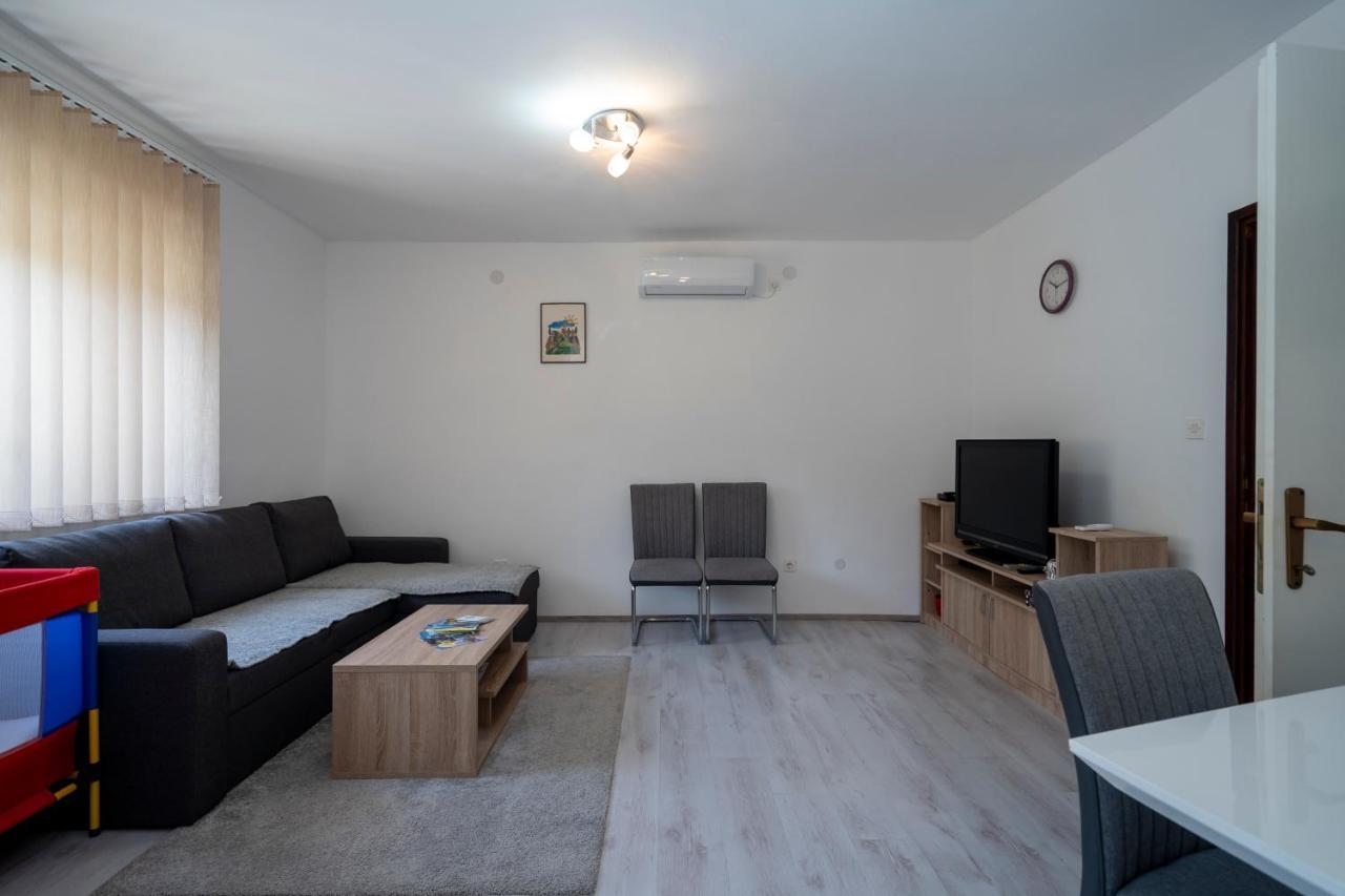 Apartman Curcic Knin Bagian luar foto