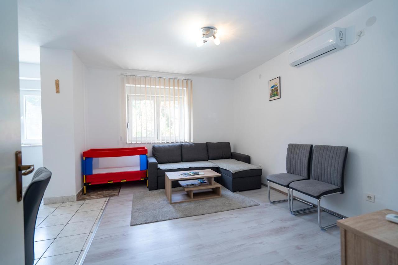 Apartman Curcic Knin Bagian luar foto