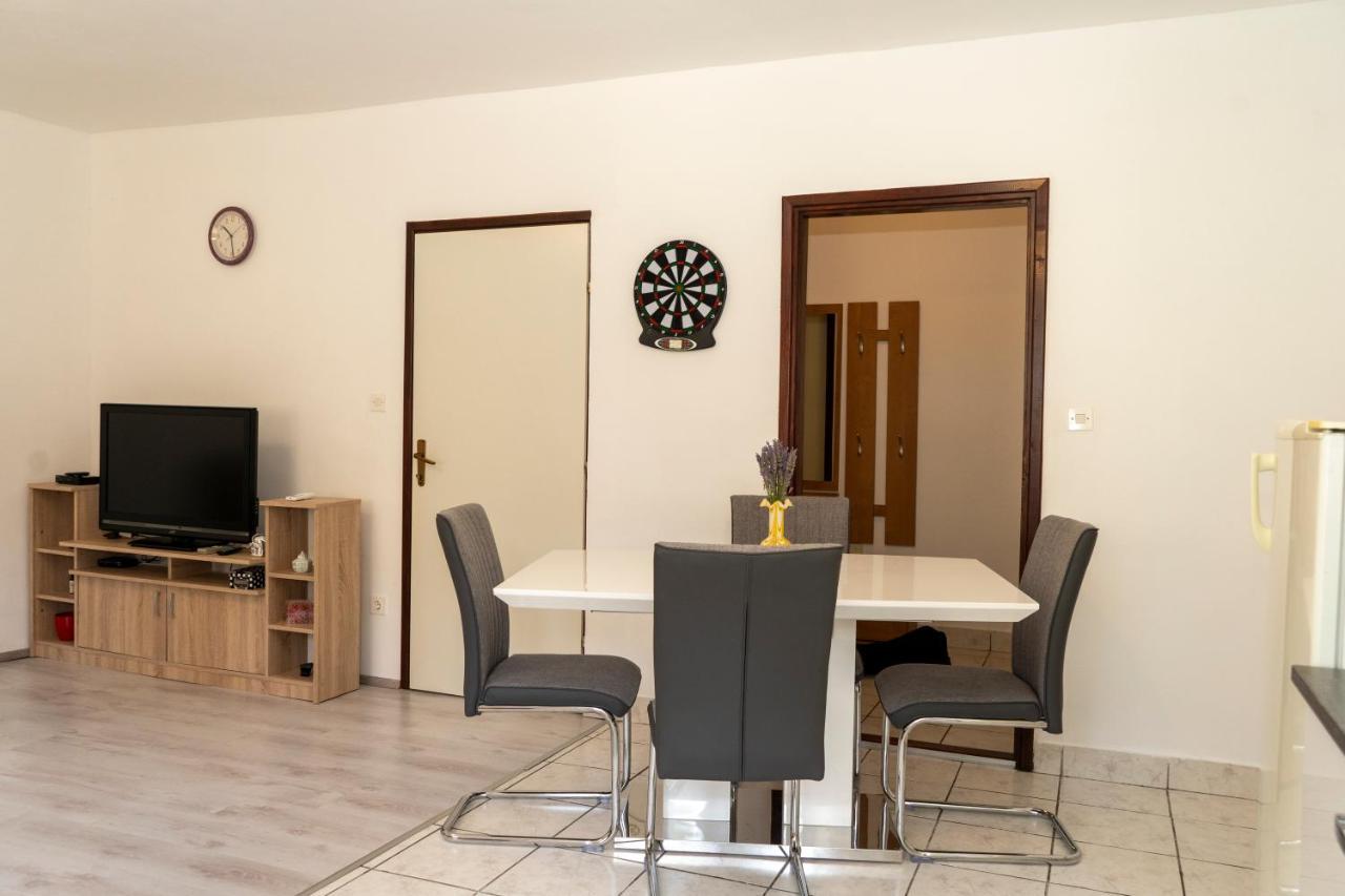 Apartman Curcic Knin Bagian luar foto