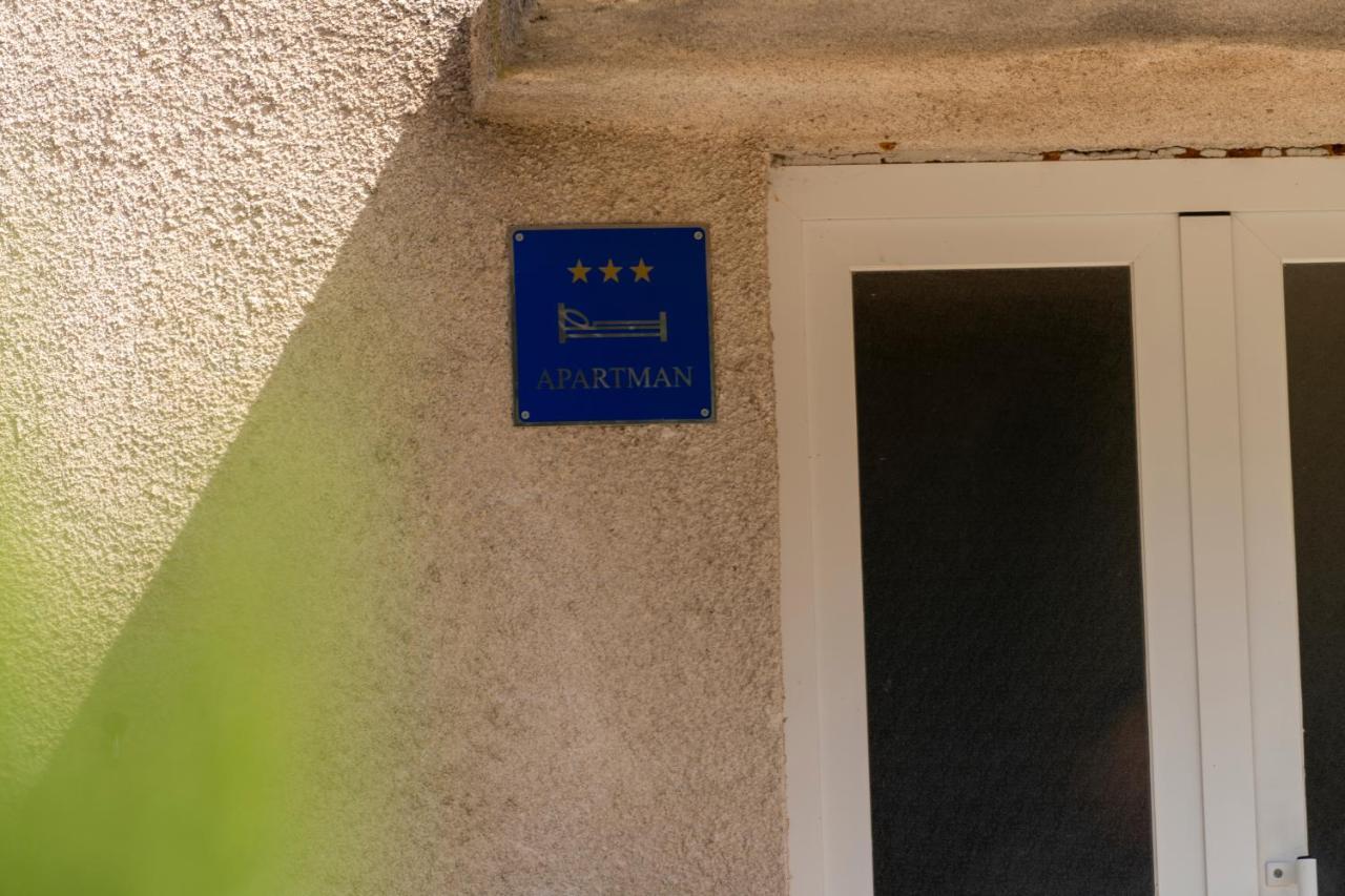 Apartman Curcic Knin Bagian luar foto